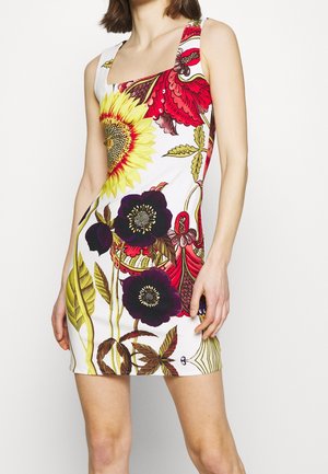 Vestido floral con escote cuadrado; presenta colores vivos, incluidos girasoles amarillos y flores moradas oscuras, sobre un fondo blanco.