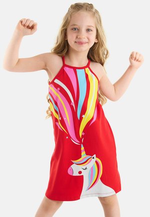 Rotes Kleid mit Einhorn-Grafik, das eine mehrfarbige Mähne und Sterne zeigt. Leichter Stoff mit Halterträgern und lockerer Passform.