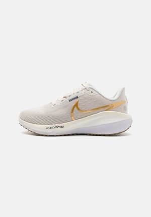 Nike Performance, VOMERO 17 - Zapatillas running asfalto - phantom/metallic gold/light bone/sail/white