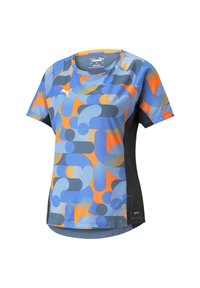 Krátký rukáv sportovního trička v modré barvě s vícebarevnými abstraktními vzory v oranžové, šedé a černé; vyrobeno z prodyšného materiálu.