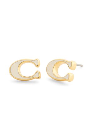 Boucles d'oreilles clous en ton or, en forme de lettre C, avec un insert en émail blanc lisse et brillant.