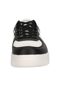 Sorte og hvide sneakers med en glat læderoverdel, rund tå, flad hvid sål og sorte snørebånd. Har perforeringer for åndbarhed.