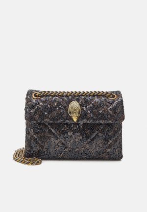 Petit sac à épaule noir à sequins avec bandoulière chaîne torsadée dorée et fermoir décoratif doré en forme de main stylisée.