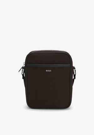 Kleine donkerbruine crossbodytas met voorkantvak, zilveren BOSS-logo, ritssluiting en verstelbare zwarte band.