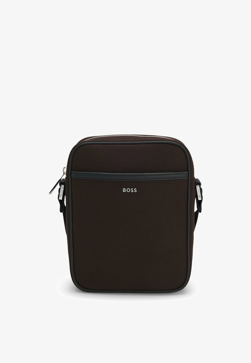Petit sac bandoulière marron foncé avec poche avant, logo BOSS argenté, fermeture éclair et sangle noire réglable.