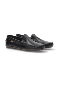 Zapatos de piel negra tipo slip-on con un acabado texturizado, costuras decorativas a lo largo de la puntera y una suela de goma flexible para mayor comodidad.