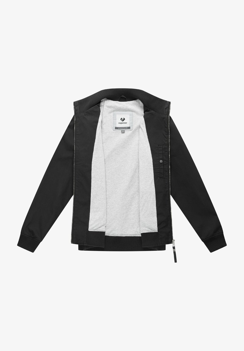 Czarna kurtka na zamek błyskawiczny z prążkowanym kołnierzem i mankietami, jasnoszara podszewka oraz metka "ragwear" wewnątrz kołnierza.