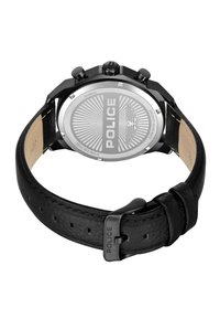 Črno usnjeno pasovno uro s črnim kovinskim ohišjem. Srebrna površina ima vgravirano logotip in radialni vzorec. Sponka je prav tako črna z logotipom.