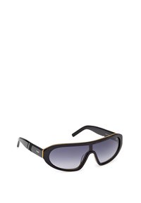 Zonnebril met een gedurfde, oversized zwarte rand, gradiënt getinte lenzen en een subtiele oranje accent langs de bovenrand. Gladde oppervlakte textuur.