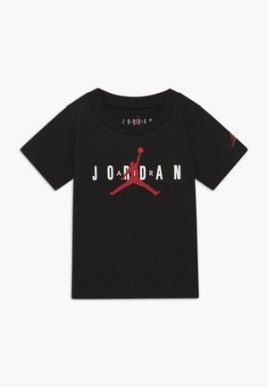 Czarny T-shirt z krótkim rękawem z czerwonym logo Jumpman oraz białym napisem "JORDAN" na piersi oraz małym czerwonym Jumpmanem na lewym rękawie.