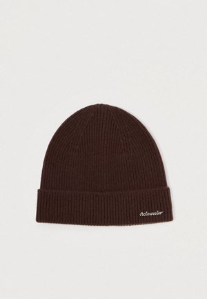 Gorro de malha castanho com uma dobra na bainha e textura canelada. Apresenta um pequeno logótipo bordado na bainha. Feito de material macio.