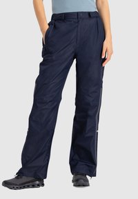 Marineblauwe waterdichte outdoor broek met een rechte pasvorm, voorzien van zijzakken, een gladde textuur en reflecterende accenten langs de benen.