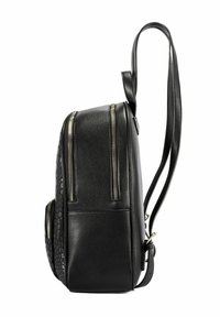 Czarny skórzany plecak z teksturowanym bocznym panelem, podwójnymi zamkami błyskawicznymi na przednich kieszeniach, regulowanym paskiem i subtelnymi akcentami metalowymi.