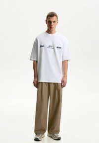 Bershka - SUPER BAGGY - Chinos - khaki Thumbnail Image 1