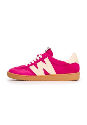 Flacher Sneaker in leuchtendem Pink mit weißem seitlichem "W"-Logo, weißen Schnürsenkeln, beigefarbenem Fersenbereich und Gummisohle, seitlich dargestellt.