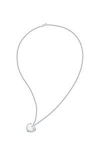 Collana con pendente a forma di cuore in argento, dotata di una catena attorcigliata, caratterizzata da una superficie liscia e lucida e un design minimalista. Chiusura a gancio.