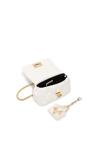 Borsa bianca trapuntata con hardware dorato, tracolla in catena e interno nero. Include un piccolo charm in pelliccia bianca con dettagli decorativi.