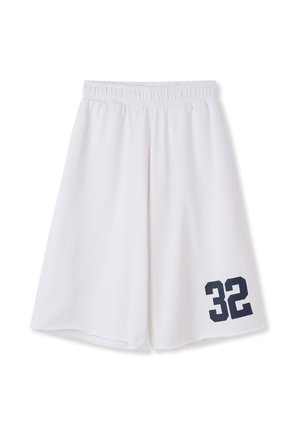 Pantaloncini bianchi larghi fino al ginocchio con fascia elastica in vita e numero 32 nero stampato sulla gamba destra inferiore.