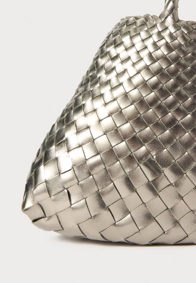 Metallisk silverväska med en vävd textur, triangulär form och en strukturerad handtag, med en slät yta och reflekterande yta.