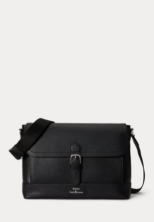 Črna usnjena torba na rame z nastavljivim ramenskim trakom in srebrno zaponko, logotip Polo Ralph Lauren na sprednjem spodnjem delu.