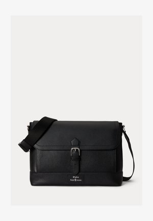 Sac messager en cuir noir avec une bandoulière réglable et une fermeture à boucle argentée, logo Polo Ralph Lauren centré en bas sur le devant.