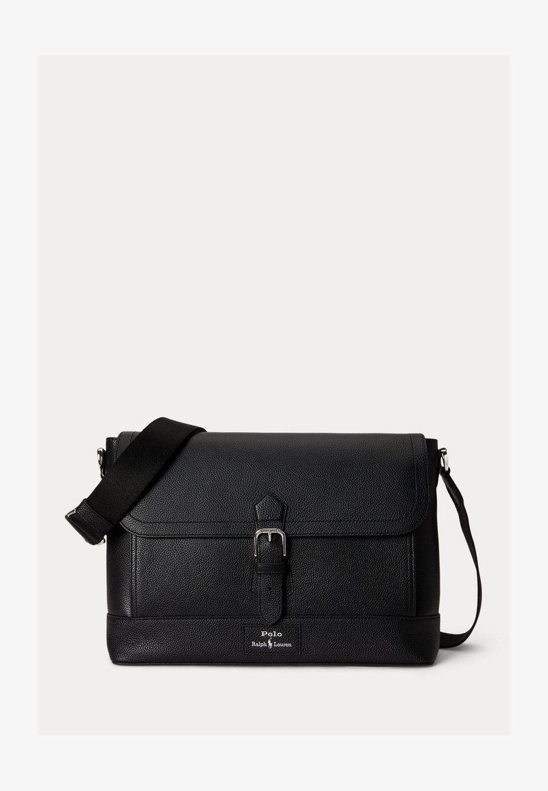 Μαύρη δερμάτινη τσάντα ταχυδρόμου με ρυθμιζόμενο λουρί ώμου και ασημένια αγκράφα, λογότυπο Polo Ralph Lauren στο κέντρο κάτω μέρος μπροστά.