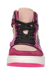 Hoge sneaker van roze en beige synthetisch materiaal, zwarte veters, getextureerde accenten en een witte zool met een roze buitenzool.