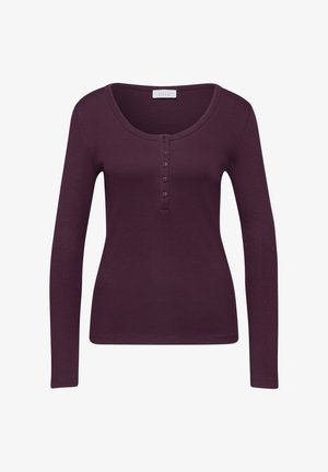 Pitkähihainen, burgundinpunainen henley-paita, joka on valmistettu pehmeästä ribbigekudoksesta ja jossa on pyöreä pääntie sekä viiden napin lista.