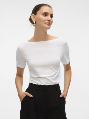Hvit kortermet topp med bred hals, parret med høytlivede svarte bukser. Glatt tekstur, minimalistisk design og nøytrale farger.