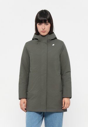 Olijfgroen geïsoleerde jas met een hoge kraag en capuchon, voorzien van een logo op de borst en twee zijzakken. Soepele, matte textuur.