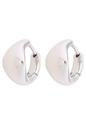 Paire de grosses boucles d'oreilles anneaux argentés brillants avec une forme lisse, arrondie en croissant et des fermoirs à charnière à l'arrière.