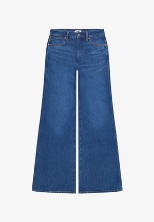 Zilas platas kājas džinsi ar priekšējām kabatām, jostas cilpām un vara kniedes detaļām, izklāti uz baltas virsmas.