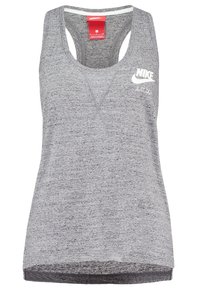 Šedý sportovní top Nike s kulatým výstřihem, designem na zádech, měkkou texturou a bílým logem s textem "JUST DO IT" na přední straně.