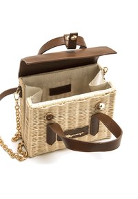 Geflochtene Strohtasche mit braunem Leder-Deckel und Griffen. Verfügt über eine goldene Kettenriemen und beige Stoffauskleidung mit Innentaschen.