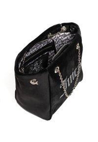 Zwarte suède handtas met zilveren kettinghandvaten, voorzien van een ritszak en logo-detail aan de binnenkant. Gevoerd met een gestreepte stof.