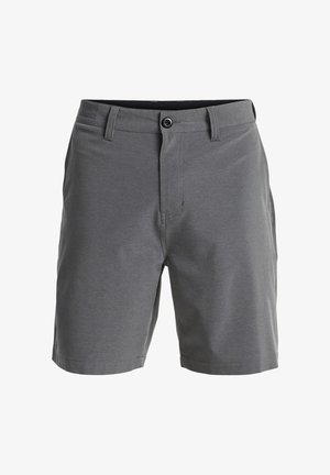 Grijze shorts gemaakt van een gladde stof. Voorzien van een knoopsluiting, riemlussen en voorzakken. Eenvoudig ontwerp met rechte snit en zonder patronen.