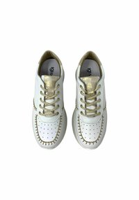 Sneaker bianche in pelle con dettagli dorati, punta perforata e cuciture lungo i lati. Presentano lacci e rivestimenti beige.