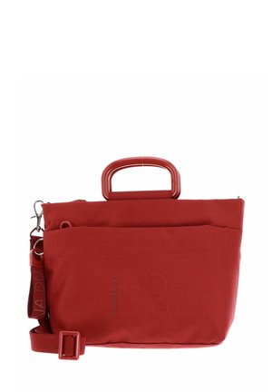 Sac à main synthétique rouge avec une surface texturée, de forme rectangulaire, poche avant et doubles poignées. Comprend une bandoulière amovible.