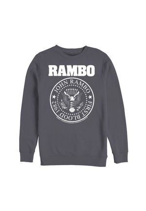 Mørkegrå sweatshirt med hvid tekst "RAMBO" og et cirkulært emblem med teksten "John Rambo First Blood 1982", som omgiver en ørn-grafik.
