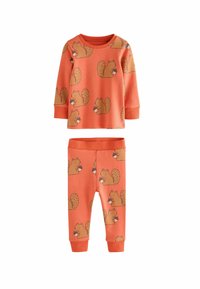 Orange pyjamasæt bestående af en langærmet top og matchende bukser. Begge dele har et gentaget mønster med egern og en agern.