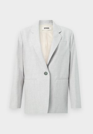 Blazer gris clair à un bouton avec revers crantés, deux poches fendues à l'avant et une doublure intérieure crème.