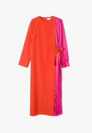 Długa sukienka o pomarańczowym korpusie z fuksjową boczną wstawką. Długie rękawy z elastycznymi mankietami i wiązaniem w talii. Gładka faktura.