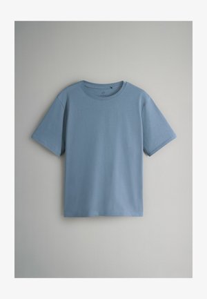 Šviesiai mėlynas medvilninis marškinėliai su trumpomis rankovėmis, apvaliu iškirpimu ir lygiu paviršiumi, eksponuojami prieš neutralią fono.