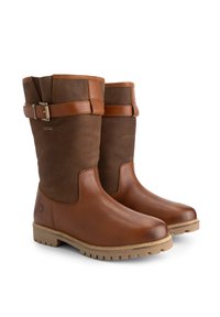 Een paar mid-calf bruine leren laarzen met verstelbare gespsluitingen en robuuste rubberen zolen, ontworpen voor buitengebruik.