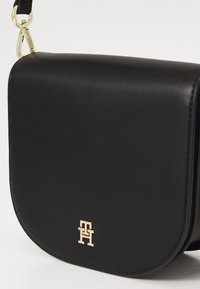 Tommy Hilfiger LOGOTAPE SADDLE BAG - Sac bandoulière - black