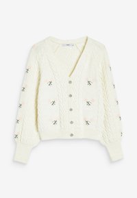 Cárdigan de punto trenzado color crema con escote en V, botones plateados y bordados florales en rosa y verde en las mangas.