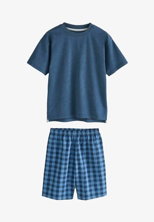 Niebieska bawełniana koszulka z okrągłym dekoltem i krótkimi rękawami, zestawiona z niebieskimi szortami w kratkę z elastycznym paskiem.