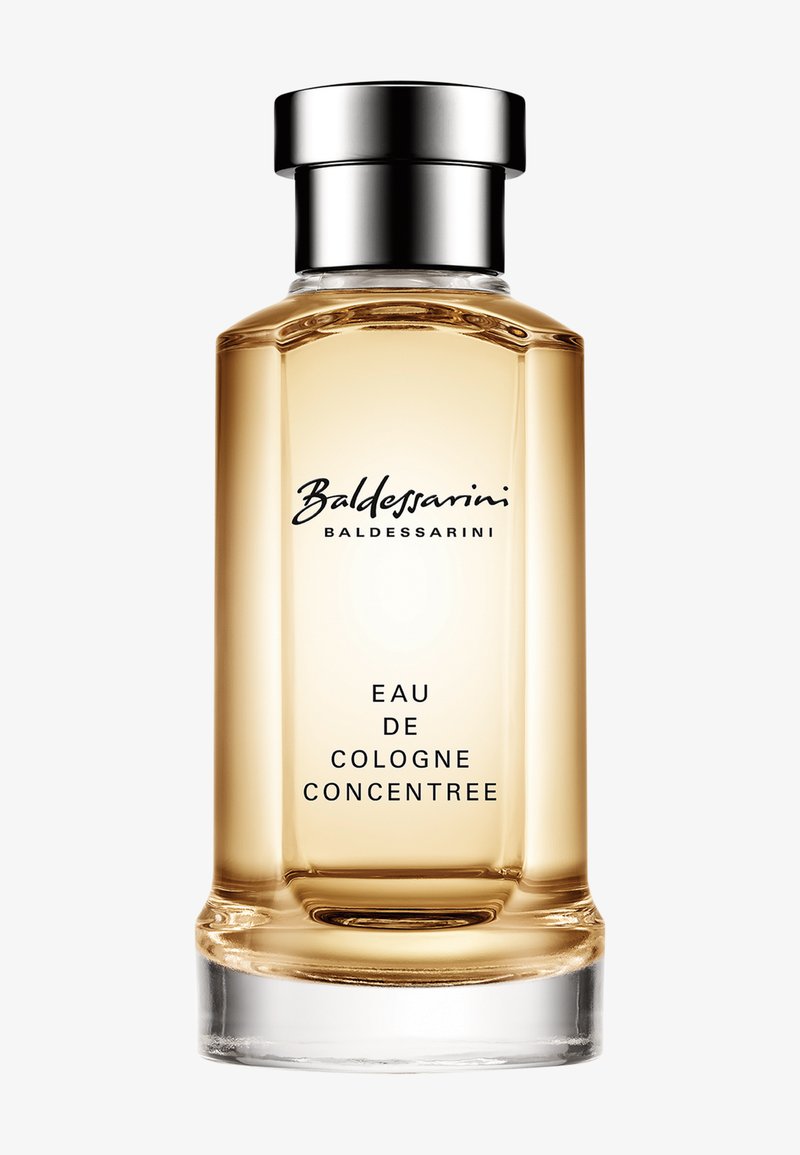 Flacon de cologne en verre transparent avec un liquide ambré clair, bouchon argenté et texte noir indiquant "Baldessarini Eau de Cologne Concentree."