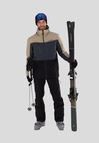 Lyžařské vybavení zahrnuje vícebarevnou bundu (béžovou, šedou, černou), černé kalhoty, rukavice a lyže s vázáním. Příslušenství zahrnuje hůlky a brýle.