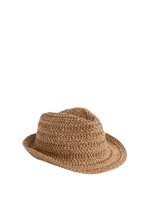 Bruine geweven strohoed met een gebogen rand en een ingedeukte kroon, afgebeeld tegen een witte achtergrond.